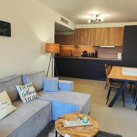 Spacious With Lovely Terrace *